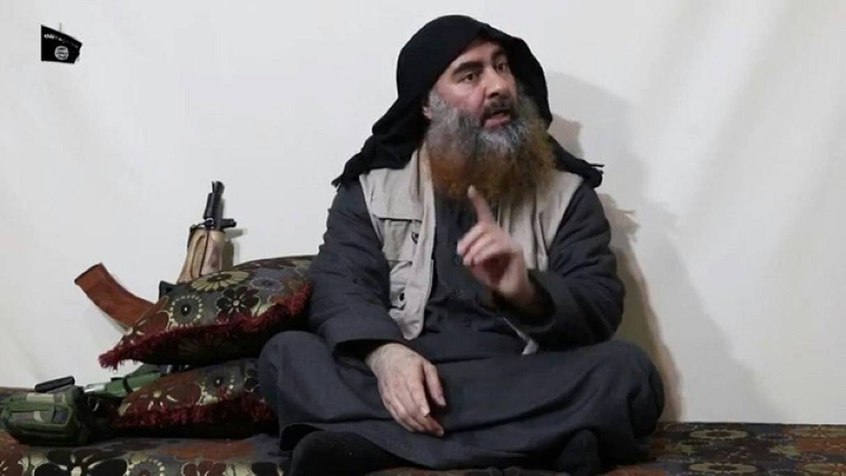 Abou Bakr Al-Baghdadi, dans une image capturée d'une vidéo de propagande diffusée lundi 21 octobre 2019 par Daech, mais dont la date et lieu du tournage sont inconnus.
