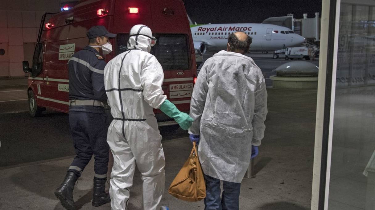 Du personnel médical à l'oeuvre à l'arrivée d'un vol Royal air Maroc à l'aéroport Mohammed V.
