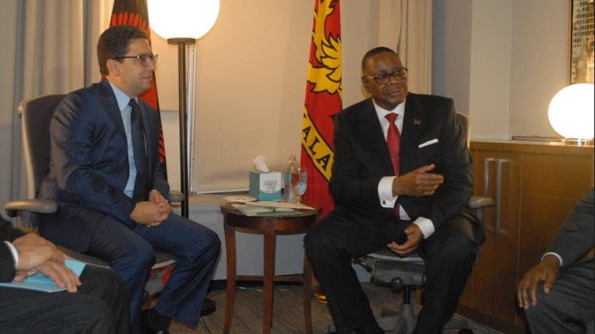 Le ministre des Affaires étrangères et de la coopération internationale, Nasser Bourita et le président du Malawi, Peter Mutharika.
