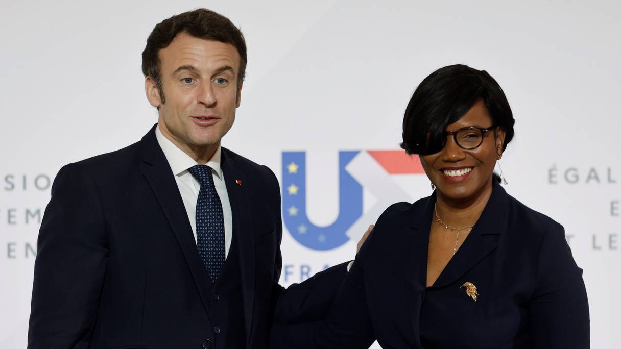 Le président français Emmanuel Macron accueille la ministre déléguée de l'Égalité des genres Elisabeth Moreno, lors d'une réunion consacrée à l'égalité des genres au travail, à l'Elysée à Paris, le 8 mars 2022.
