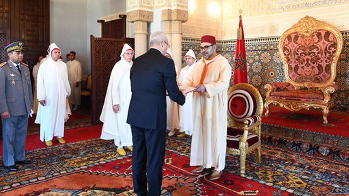 Le Roi recevant, vendredi au Palais Royal de Rabat, plusieurs ambassadeurs étrangers, venus présenter au Souverain leurs lettres de créance. 
