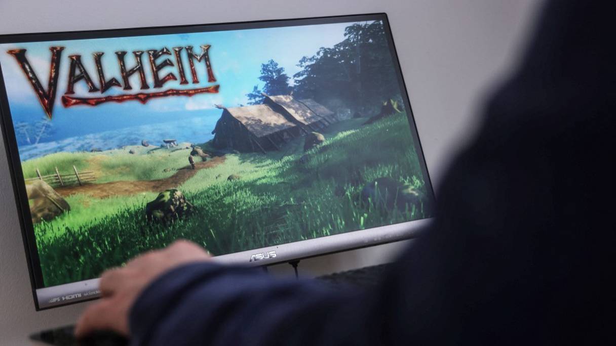 Un écran affichant le jeu vidéo "Valheim" du studio suédois Iron Gate, à Bruxelles, le 10 mars 2021. 
