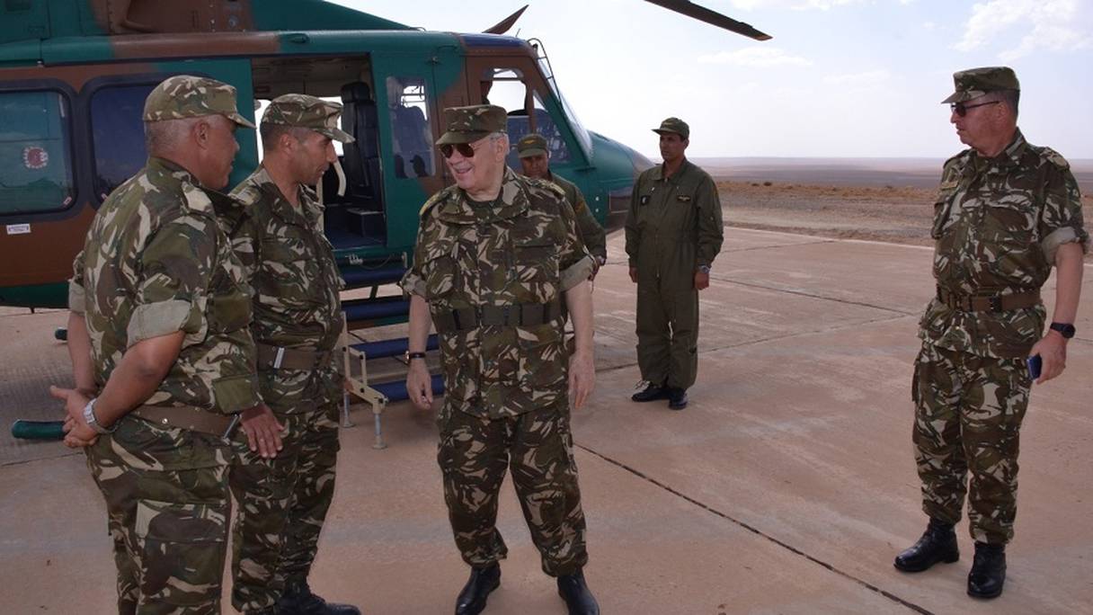 Le chef d'état-major de l'ANP, Gaïd Salah, avec le général-major Saïd Bey (à droite), commandant de la 2ème Région militaire, qui a été limogé en août 2018.
