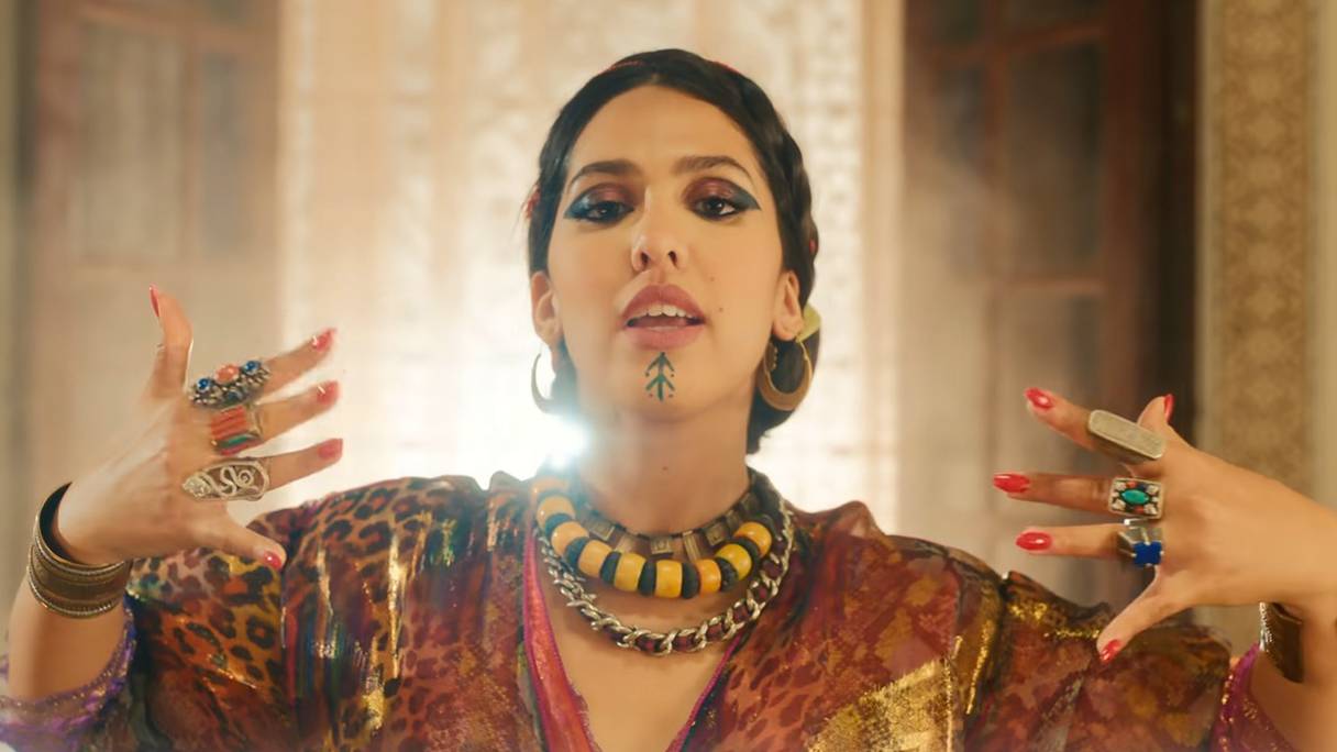 «Makhelaw magalou», le nouveau clip de la chanteuse marocaine Manal Benchlikha.
