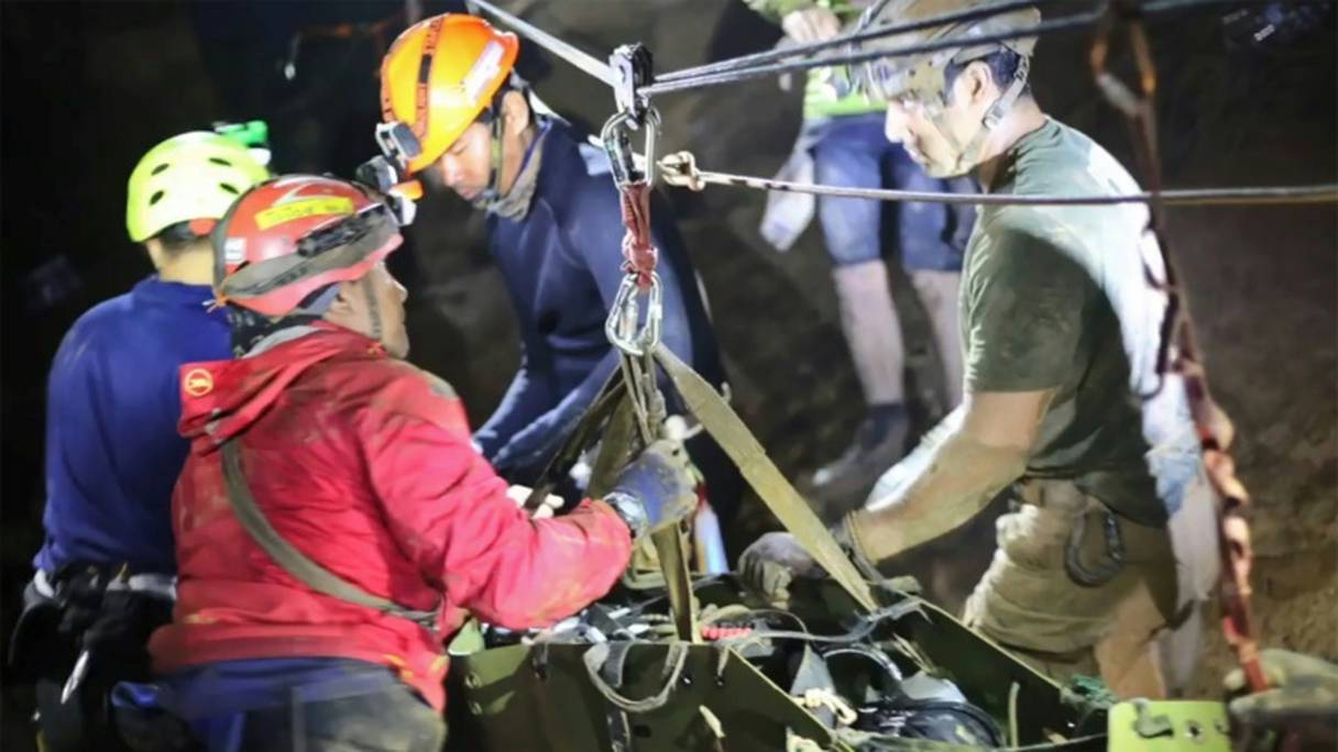 Capture d'image d'une vidéo diffusée par la marine royale thaïlandaise, le 11 juillet 2018, montrant les opérations de secours des 12 enfants bloqués dans une grotte avec leur entraîneur de football.

