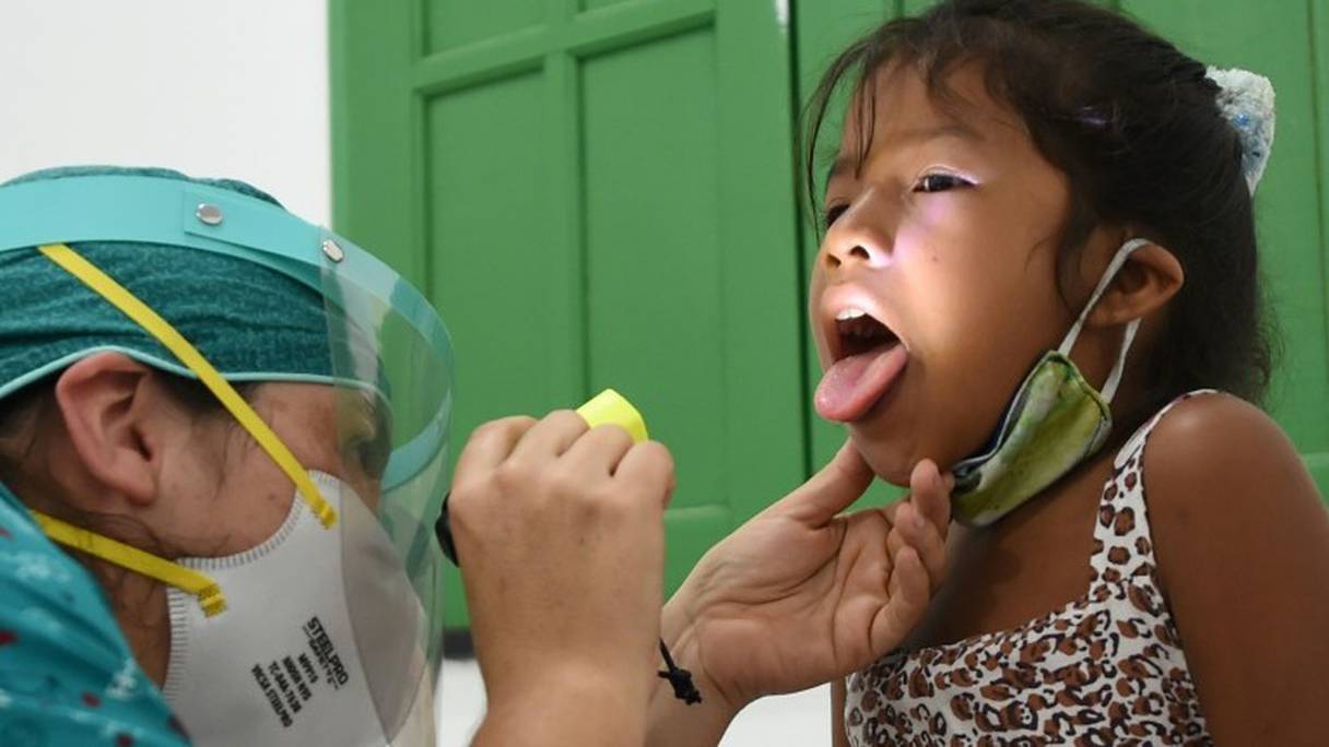 Une enfant reçoit des soins médicaux dans un dispensaire du village d'Umariacu, en Amazonie brésilienne, le 19 juin 2020.
