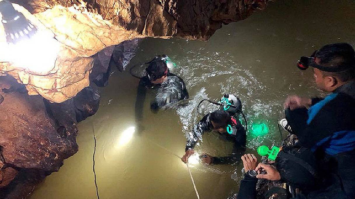 Photo fournie par la marine royale thaïlandaise de plongeurs inspectant une galerie de la grotte.
