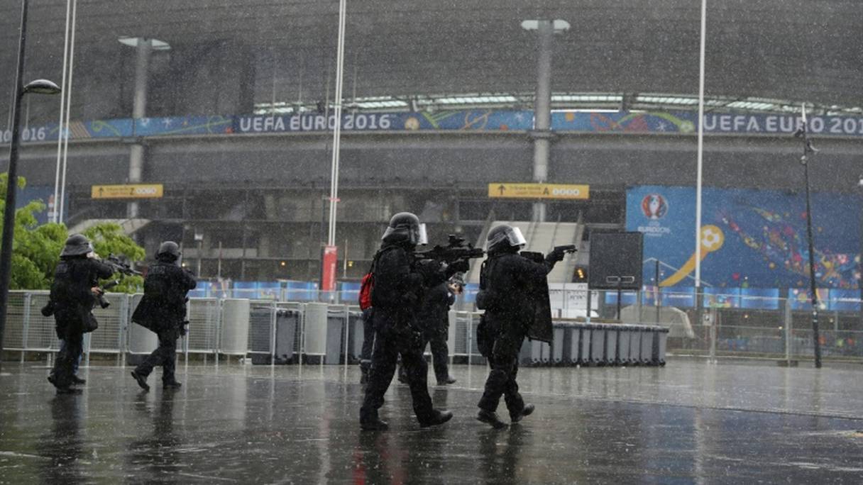 Des membres du Raid lors d'une exercice de sécurité devant le Stade de France à Saint-Denis, le 31 mai 2016.
