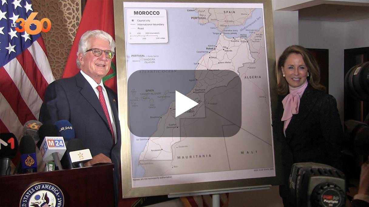 L'ambassadeur des Etats-Unis au Maroc, David Fischer, présentant, le samedi 12 décembre à Rabat, la carte officielle du Maroc intégrant son Sahara.
