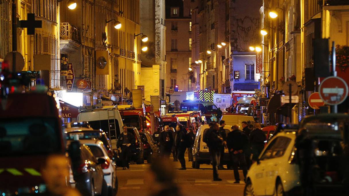 Le 13 novembre, une série d'attaques perpétrées à Paris et dans sa périphérie par trois commandos distincts fait 130 morts et 351 blessés. L'ampleur de l'événement est telle qu'un état d'urgence a été décrété.

