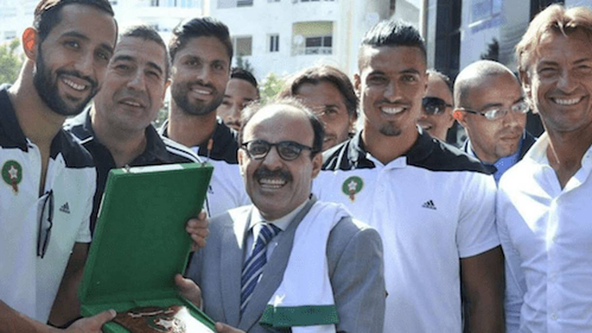 Ilyas El Omari avec l'équipe nationale de football et le sélectionneur Hervé Renard.
