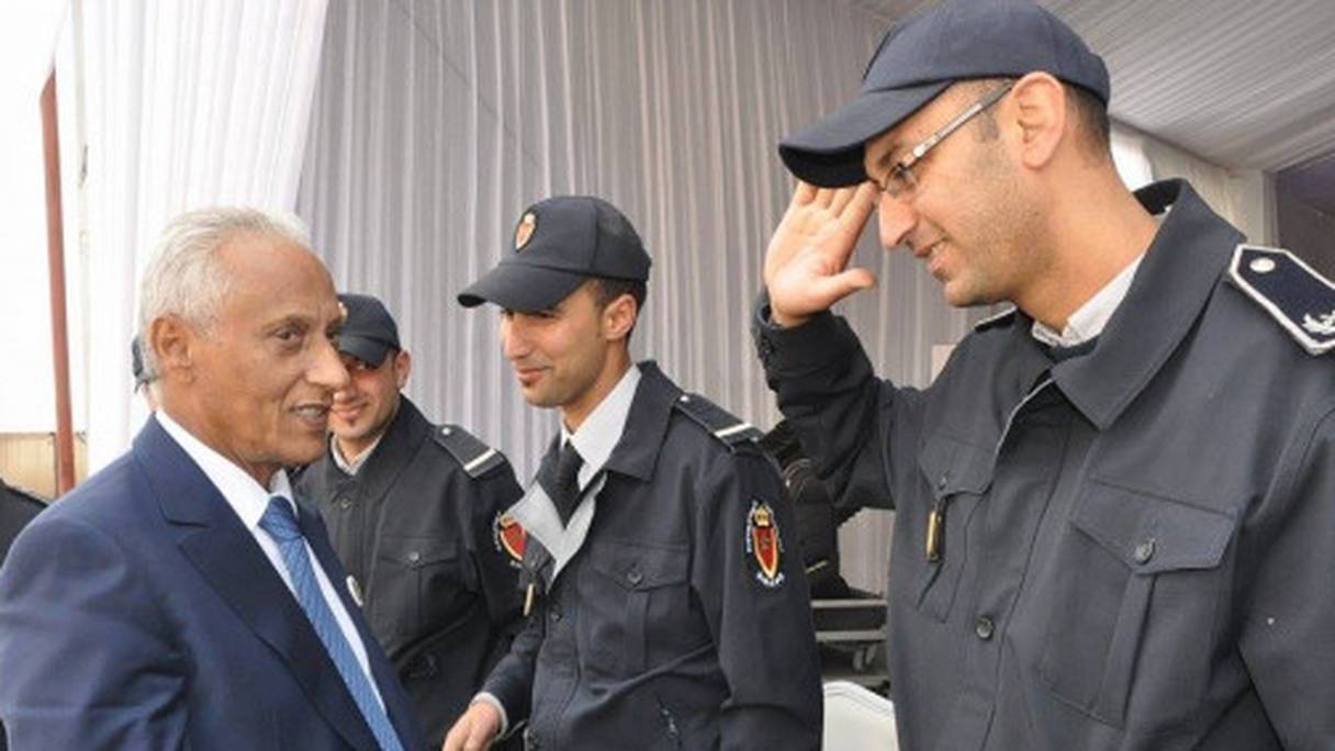 Mohamed Salah Tamek, Délégué général de l'Administration pénitentiaire et de la réinsertion, avec des fonctionnaires de prison.
