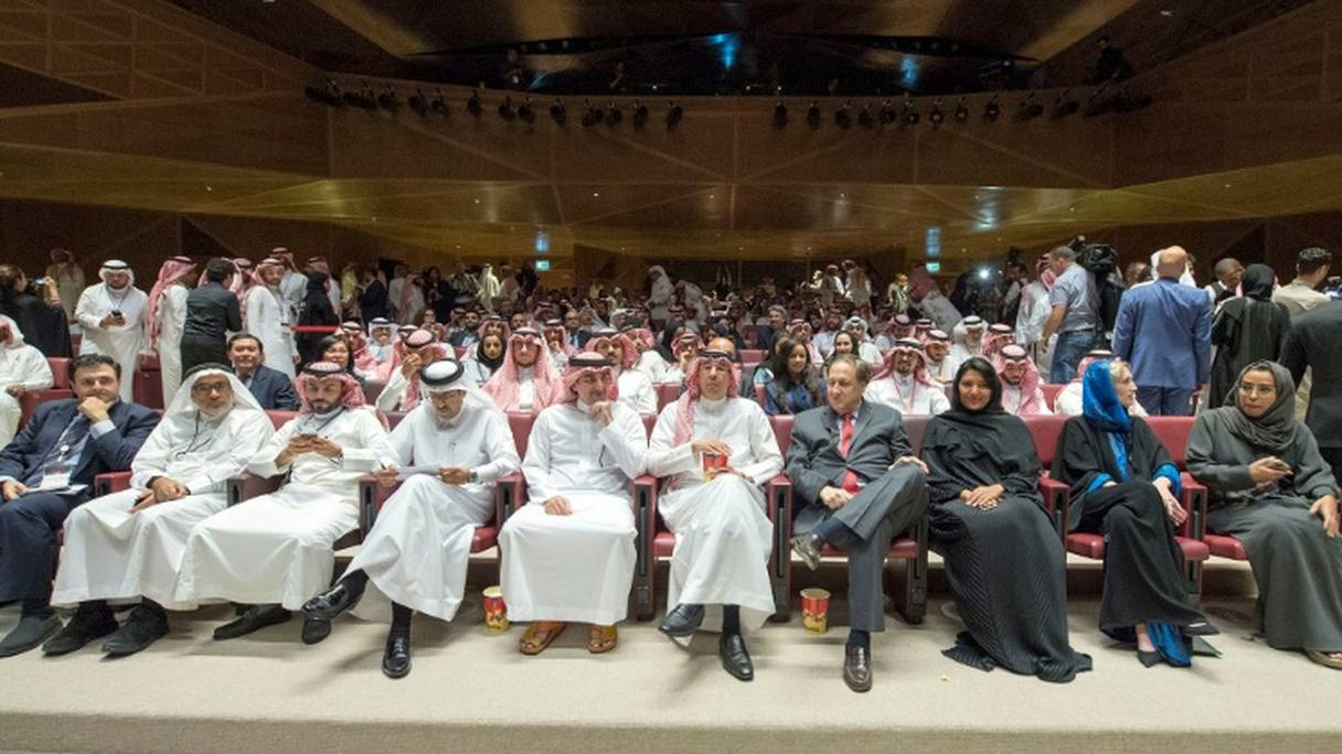 Photo fournie par les services royaux saoudiens montre une projection test dans la première salle de cinéma rouverte à Ryad depuis 35 ans, le 18 avril 2018.
