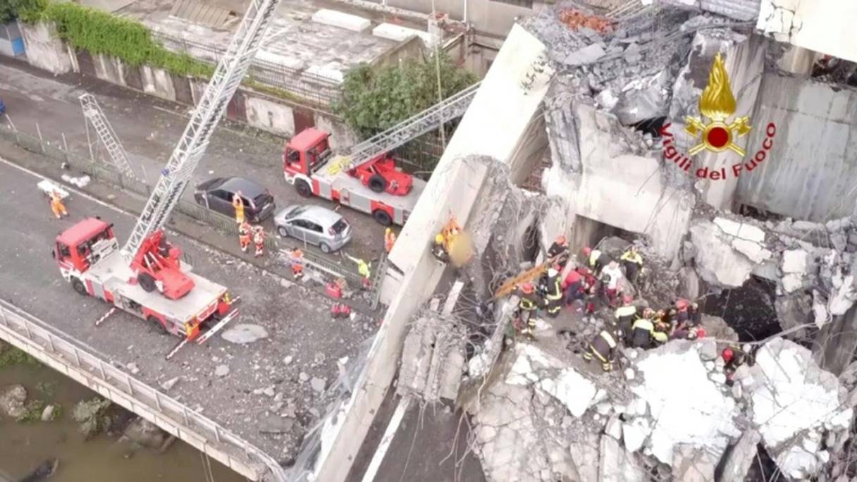 Les secours poursuivent leurs opérations de recherche, le 15 août 2018 sur le viaduc effondré de Morandi, en Italie (photo transmise par les pompiers italiens).
