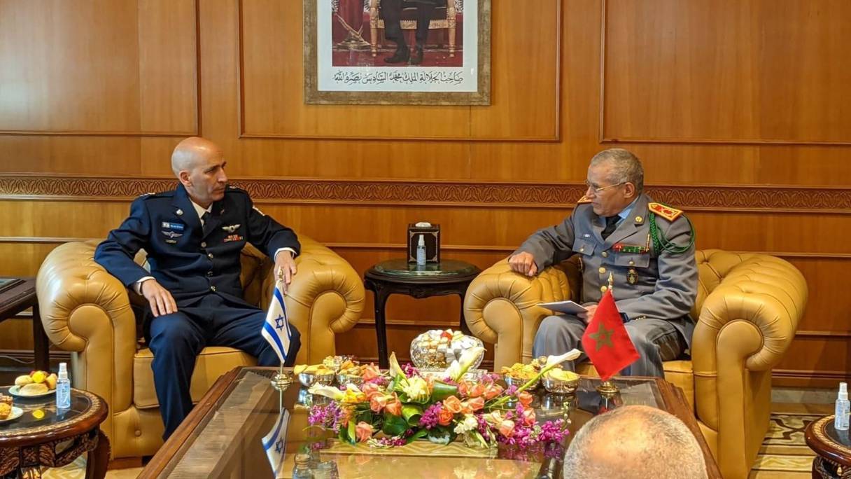Le chef de la direction de la stratégie (Armée israëlienne), Tal Kelman, reçu par le général de corps d'armée (FAR), El Farouk Belkhir.
