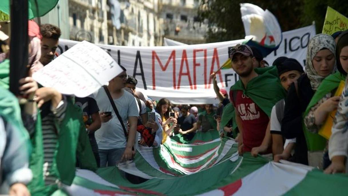 Malgré les vacances, les étudiants algériens ont manifesté pour la 25e semaine.
