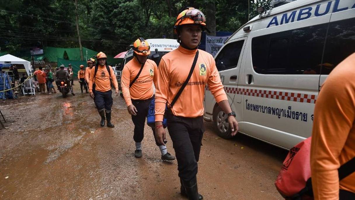 Des équipes de secouristes se dirigent vers la grotte de Tham Luang, le 8 juillet 2018 à Mae Sai, pour l'évacuation des 12 enfants.
