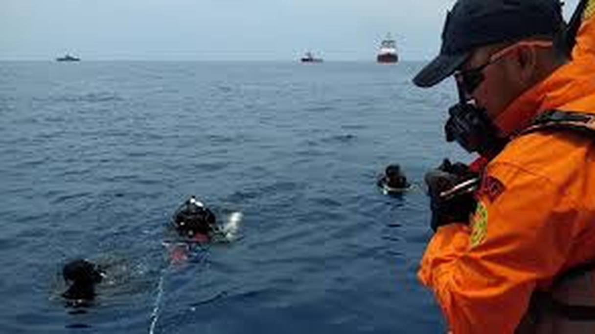 Des dizaines de plongeurs ont été dépêchés sur le site de la disparition du vol JT 610. 
