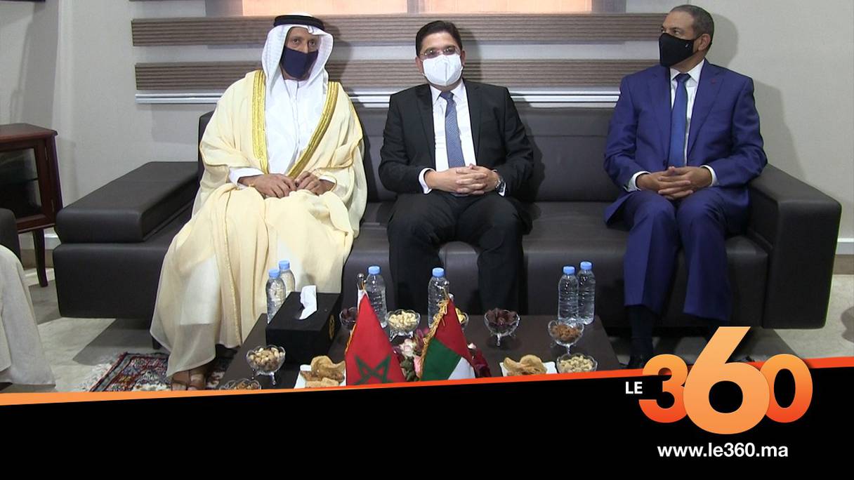 Nasser Bourita entouré de Al Asri Saeed Ahmed Aldhaheri, l'ambassadeur émirati à Rabat, et de Cheikh Abdallah ben Zayed Al Nahyane, ministre émirati des Affaires étrangères.

