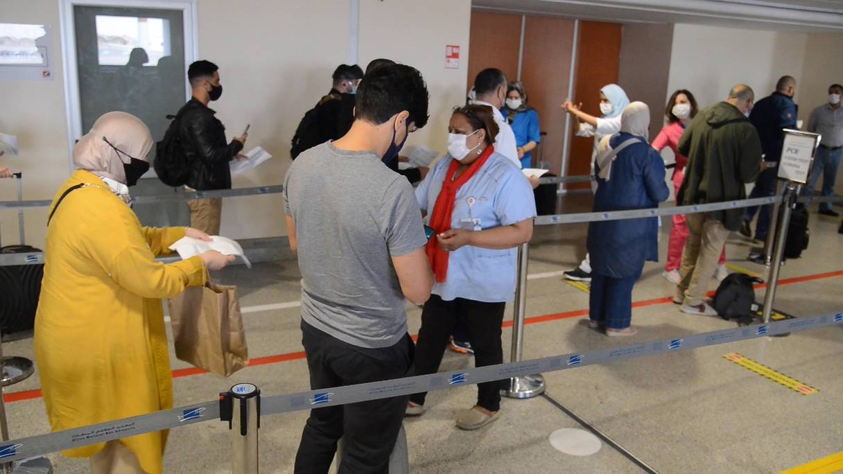 Des passagers présentent leur test PCR à leur arrivée à l'aéroport Mohammed V de Casablanca.
