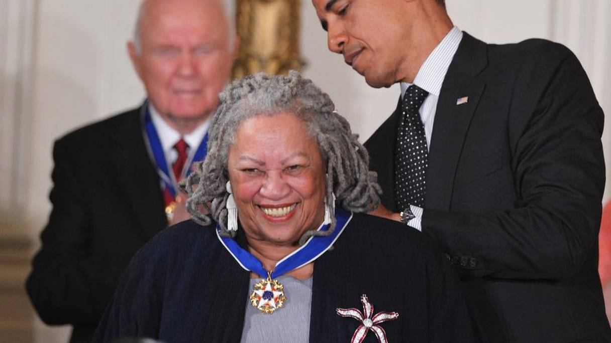 Toni Morrison lors de sa décoration par Obama.
