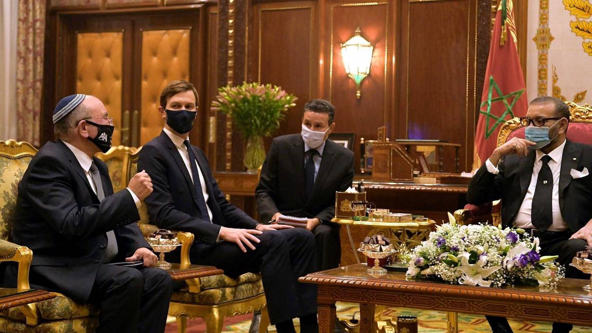 Meir Ben-Shabbat, conseiller à la sécurité nationale israélienne, Jared Kushner, conseiller principal à la Maison Blanche et le roi Mohammed VI au palais royal de Rabat, le 22 décembre 2020.
