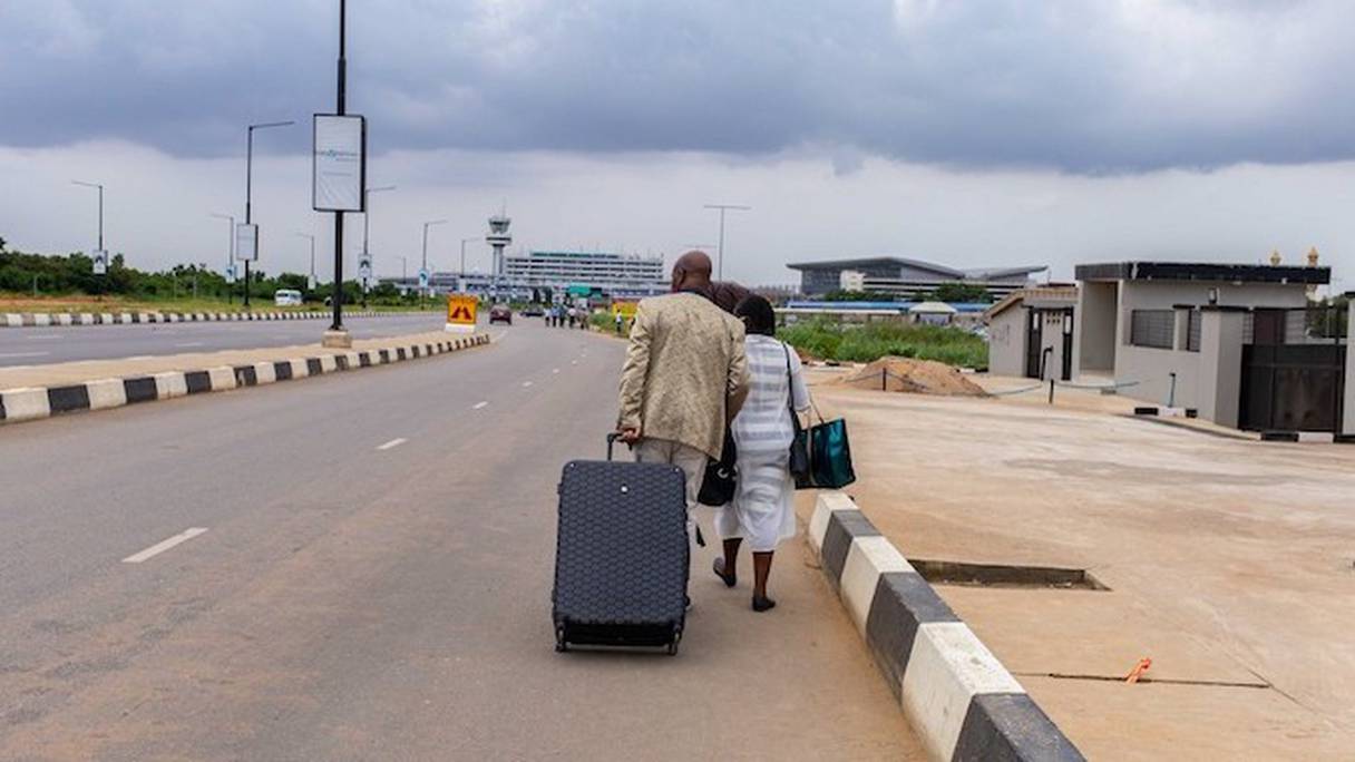 Des passagers obligés de se rendre à pied à l'aéroport de Lagos.
