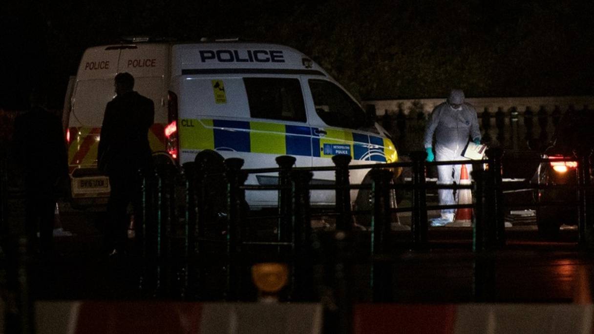 Des policiers le 26 août 2017 près du Queen Victoria Memorial proche de Buckingham Palace où des policiers ont été attaqués au couteau.
