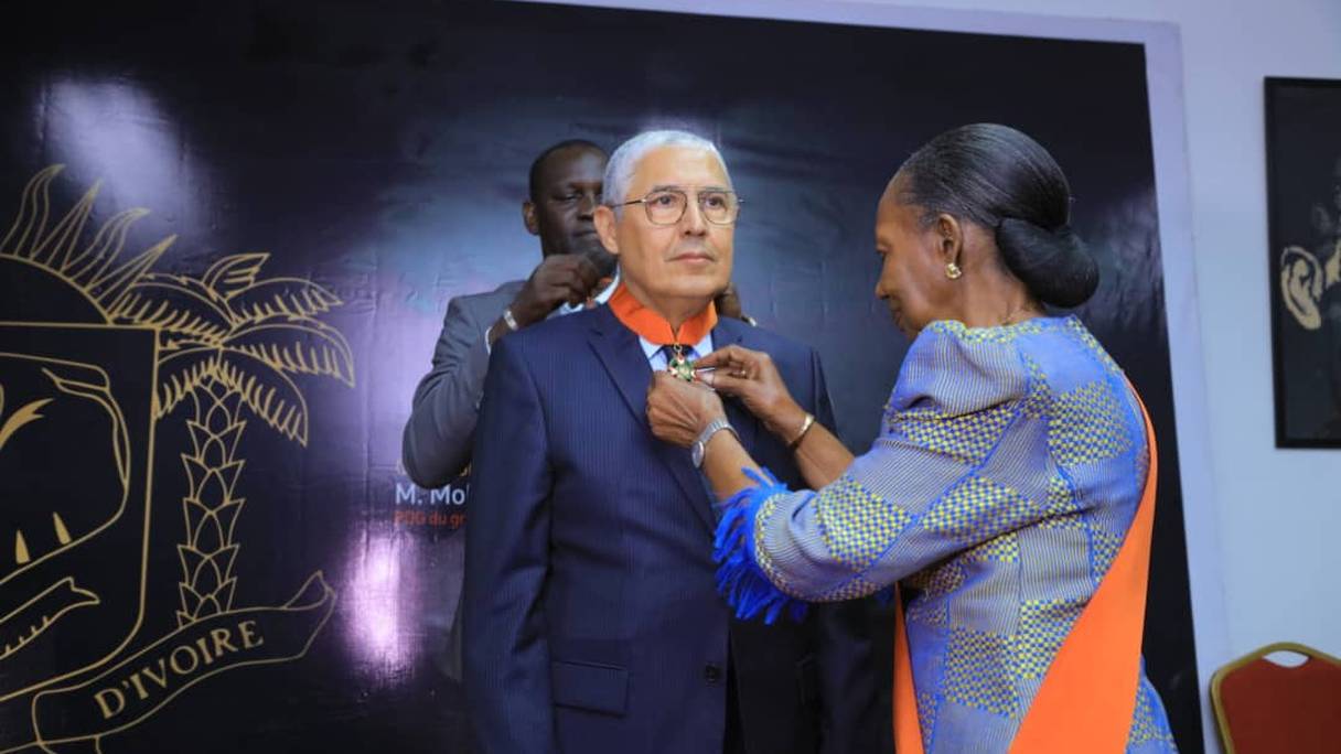 Lors de la cérémonie de décoration du PDG du groupe Attijariwafa bank à Abidjan, le lundi 22 juillet 2019 
