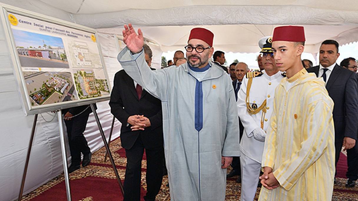 Le roi Mohammed VI, accompagné du prince héritier Moulay El Hassan, lance les travaux de construction d’un centre social pour l’accueil des personnes âgées à Casablanca.
