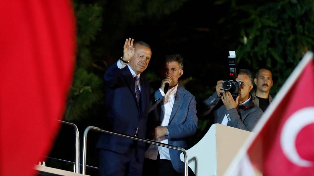 Selon l’agence de presse étatique Anadolu, Erdogan arrivait en tête de la présidentielle avec un score de 52,5% après dépouillement de plus de 99% des urnes.
