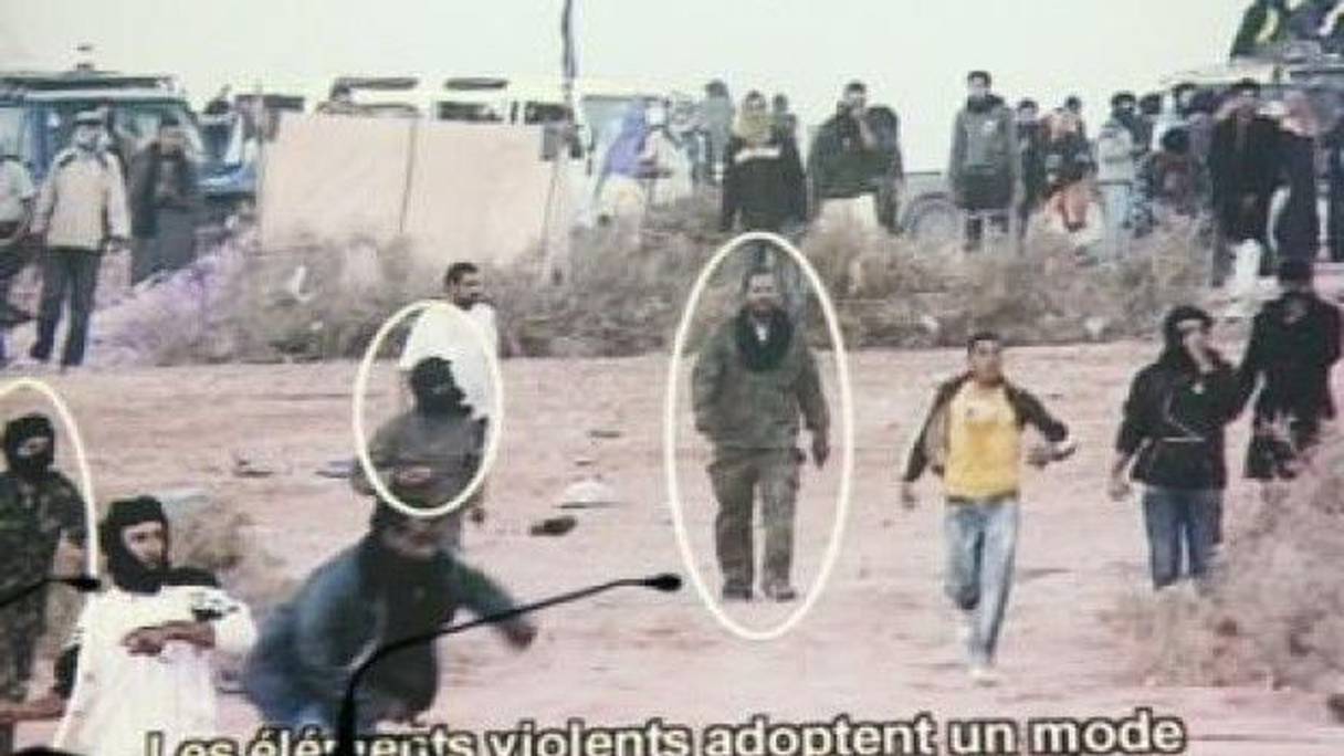 Les nervis criminels à la botte du Polisario attaquant les forces de l'ordre, le 8 novembre 2010.

