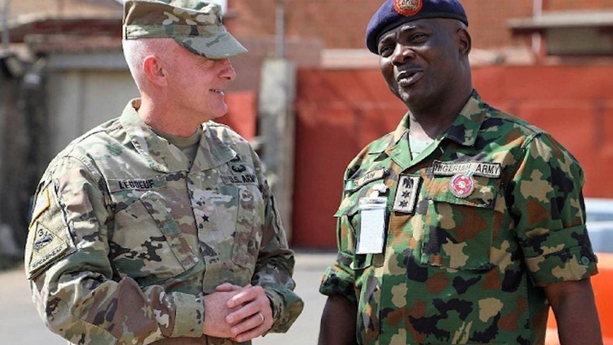 Le commandant en chef des forces armées américaines Eugene Lebœuf, en visite au Nigeria.
