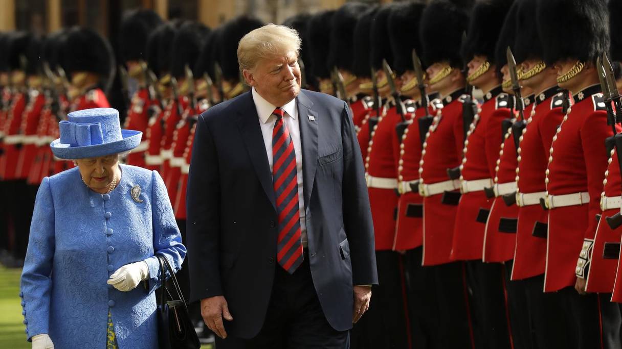 La reine Elizabeth II et le président américain Donald Trump passent en revue la garde d'honneur au château de Windsor, à Londres, le 13 juillet 2018.
