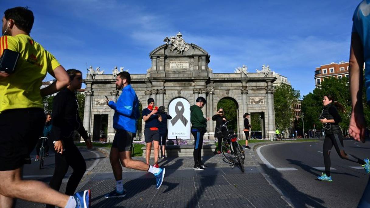 Des joggueurs, le 2 mai 2020 à Madrid, en Espagne.
