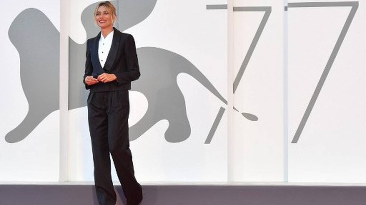 Maître de cérémonie à la 77e Mostra de Venise, l'actrice italienne Anna Foglietta prend la pose, le temps d'un photocall le 1er septembre 2020, au Lido. 
