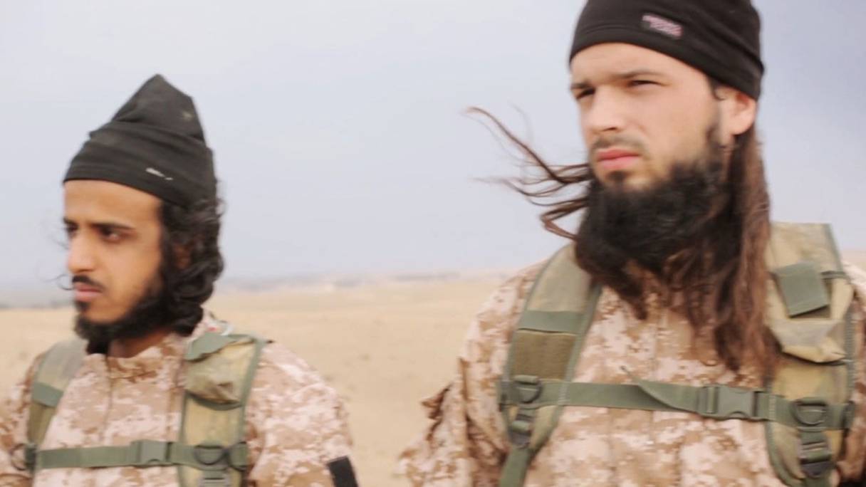 Le jihadiste Maxime Hauchard, à droite. 
