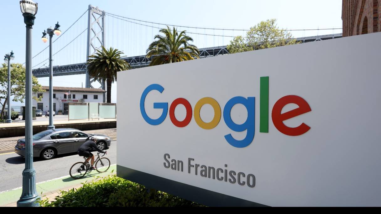 Le logo du moteur de recherche Google, devant un des bureaux de la société, le 26 avril 2022 à San Francisco, en Californie.
