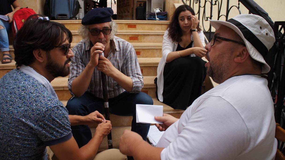 Omar Lotfi, Mohammed Choubi et Nisrine Erradi réunis autour du réalisateur Abdesslam Kelai
