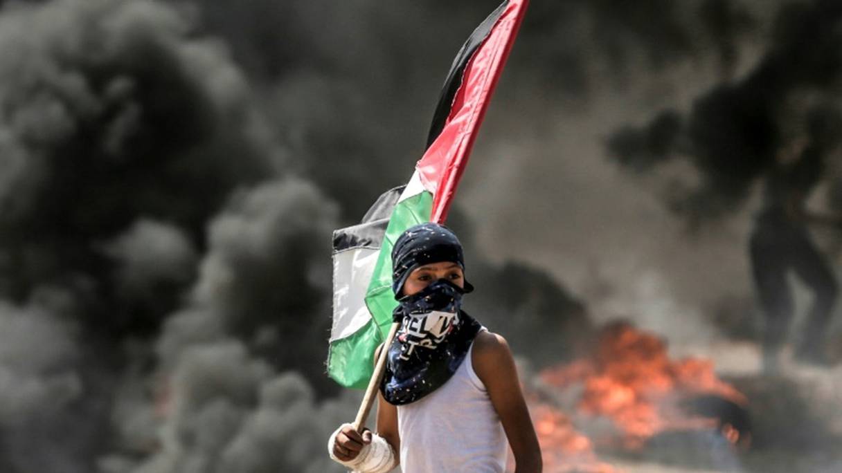 Les Palestiniens marchent au nom du "droit au retour" après une journée meurtrière.
