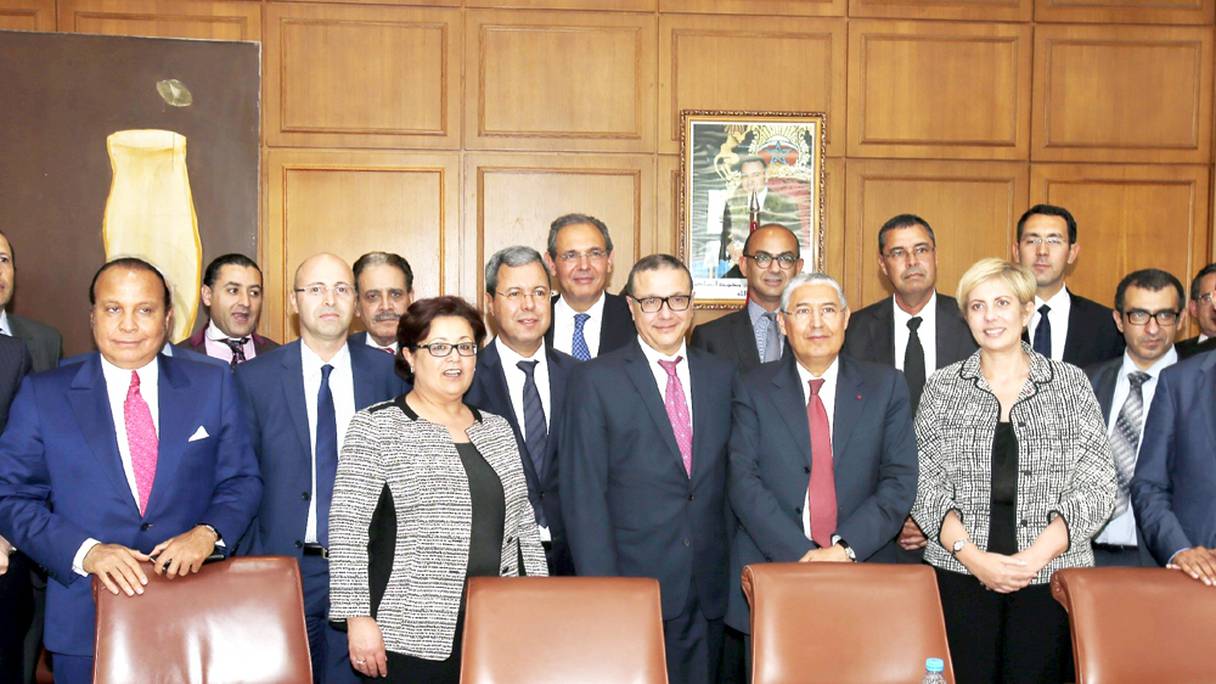 Boussaid entouré des représentants des autorités du marché des capitaux et des nouveaux actionnaires de la Bourse de Casablanca
