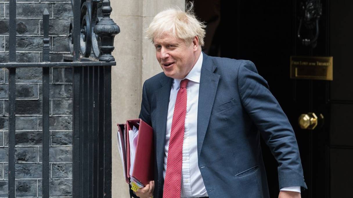 Le Premier ministre britannique sort du 10, Downing Street. 

