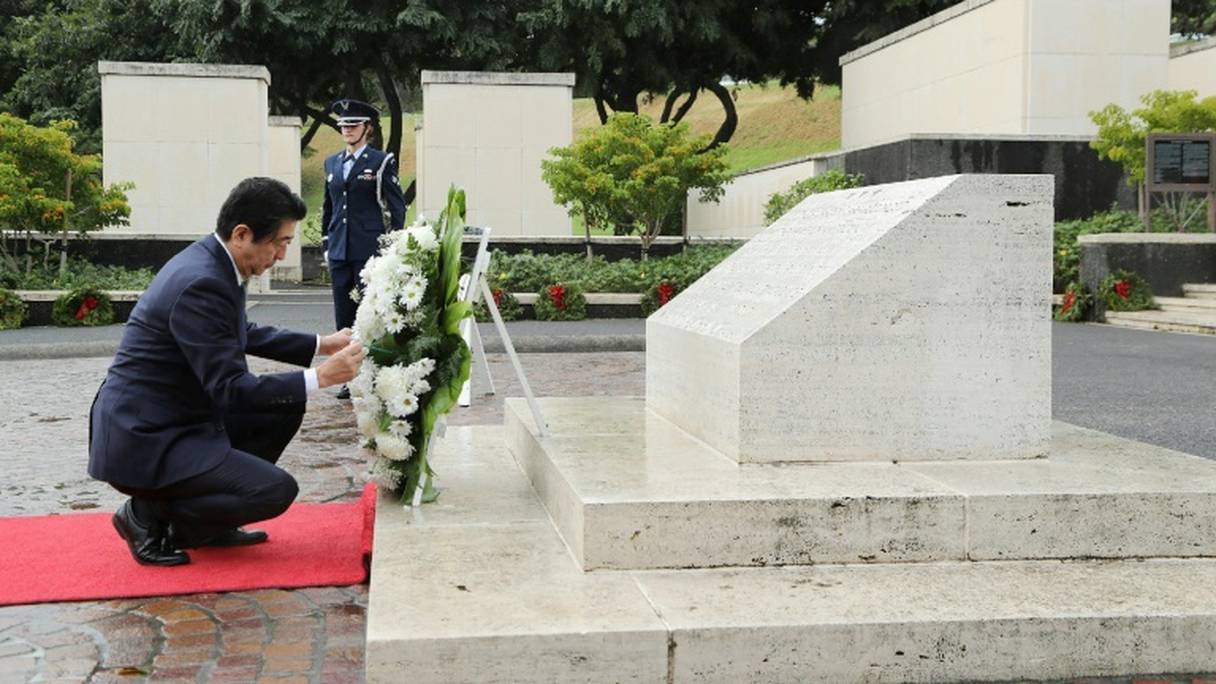 Le Premier ministre japonais Shinzo Abe au National Memorial Cemetery of the Pacific le 26 décembre 2016 à à Honolulu.
