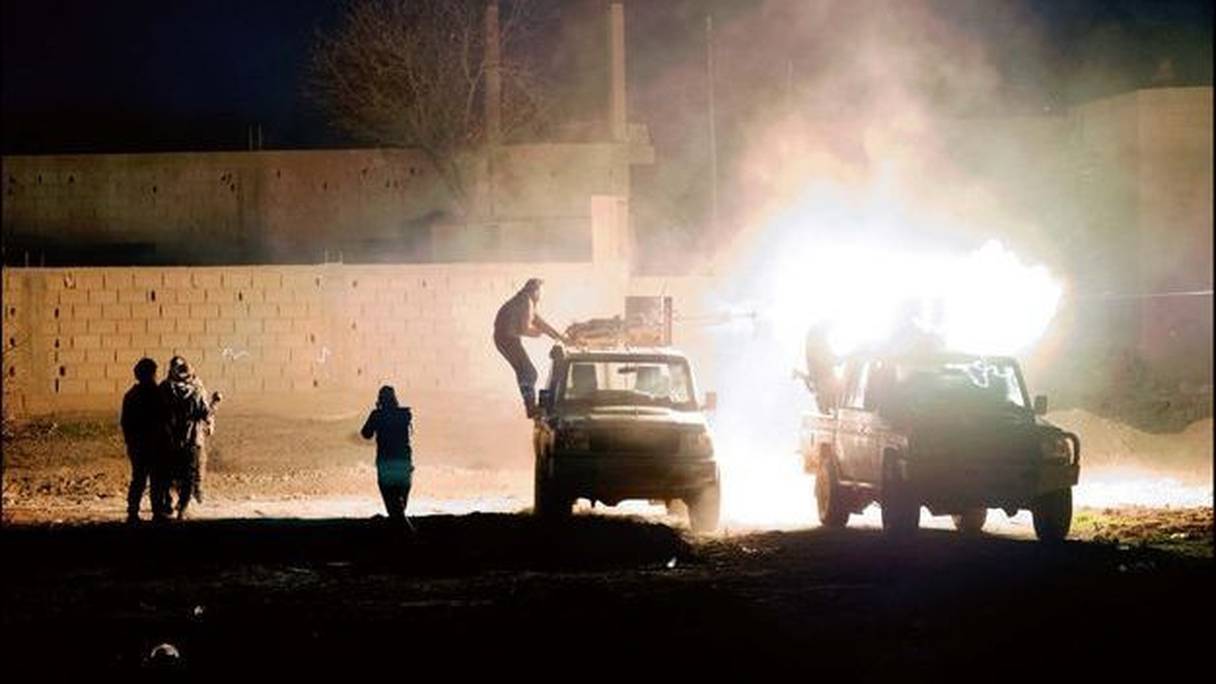 Les FDS lancent un assaut à la mitrailleuse contre les hommes de Daech retranchés à Soussa, près de la province de Deir ez-Zor, dans l'est de la Syrie, le 15 janvier 2019.
