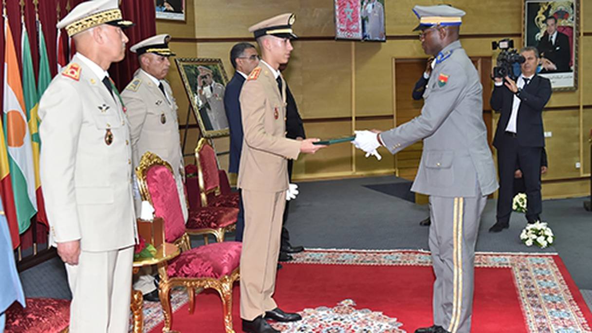 Le Prince héritier Moulay El Hassan remettant des brevets de l’enseignement militaire supérieur. 

