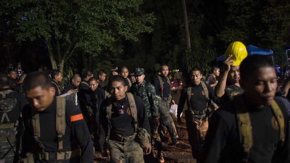 Des soldats thaïlandais près de la grotte de Tham Luang où sont piégés 12 enfants, le 6 juillet 2018.
