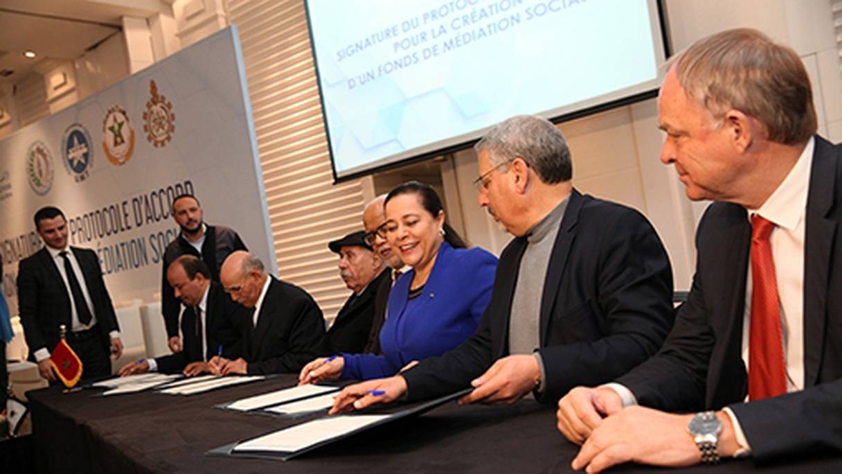 La Confédération générale des entreprises du Maroc (CGEM) et les syndicats les plus représentatifs signant, mardi 13 février à Casablanca, un protocole d’accord pour la création d’un fonds de médiation sociale.
