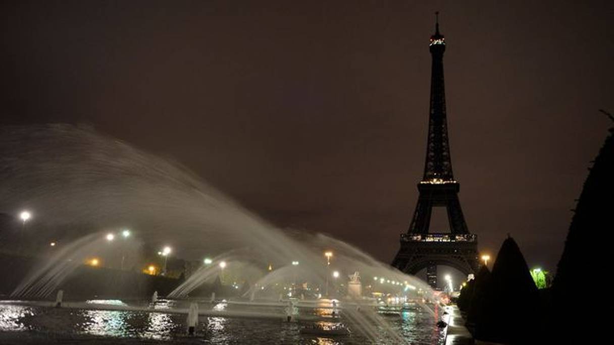 La Tour Eiffel sera éteinte dès minuit ce lundi en hommage aux victimes québécoises. 

