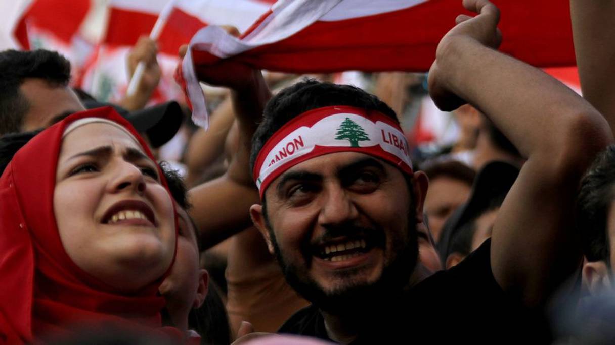 Deux manifestants anti-gouvernement à Tripoli, au Liban, le 20 octobre 2019.
