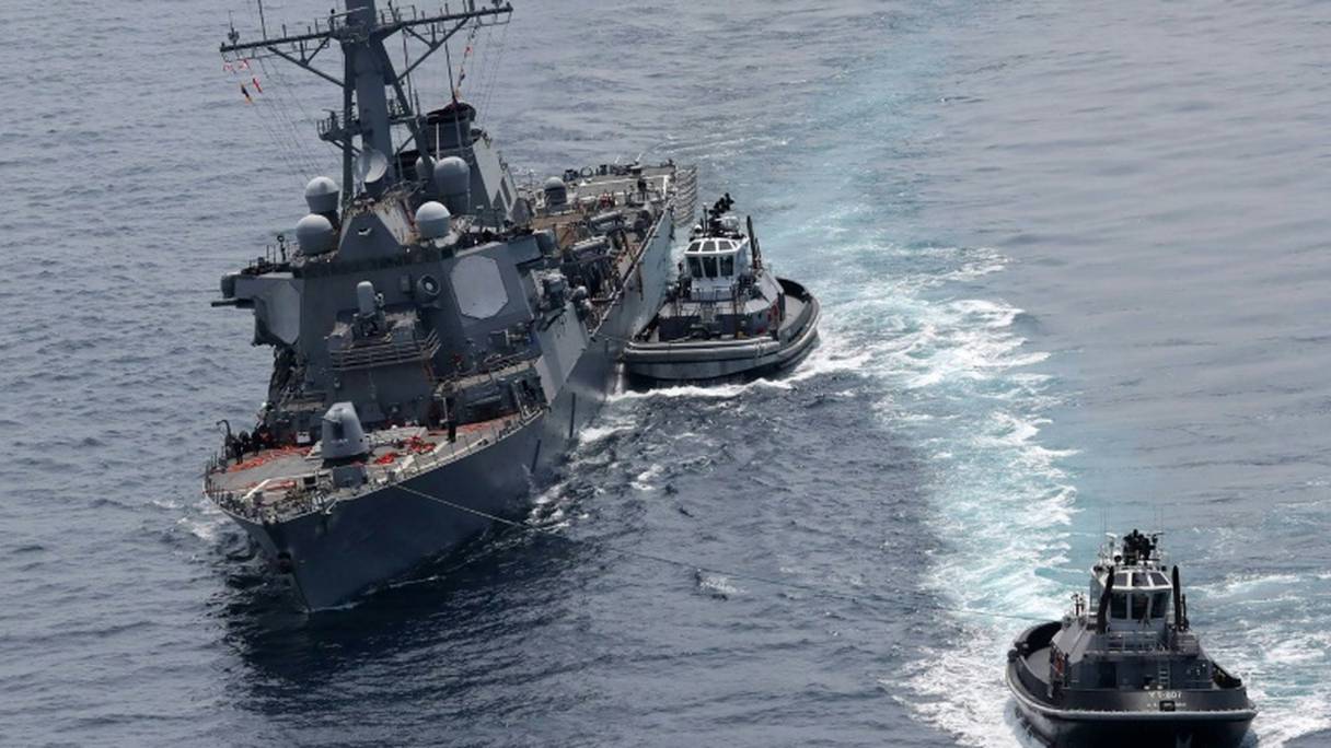 Le destroyer USS Fitzgerald et le navire marchand philippin ACX Crystal en mer du Japon, le 17 juin 2017.
